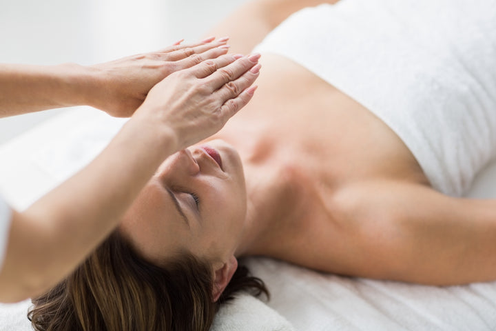 woman getting a reiki massage